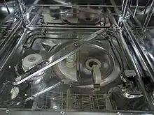 L'emplacement pour le sel régénérant de l'adoucisseur d'eau est à gauche en blanc, avec l'inscription "Salt" dessus ; le corps de chauffe est une résistance électrique gainée traversant la cuve en bas à droite