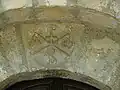 Chrisme au-dessus du portail de l'église.