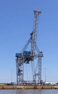 Une grue, dite girafe, sur un quai au bord de la Weser à Bremerhaven. Elle a été construite en 1976 par Peiner Träger (de). Sa hauteur est de 54m. Juin 2022.