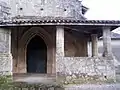 Le portail de l'église Notre-Dame et son porche (janv.&nbsp;2010).