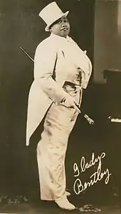 Femme noire en smoking blanc