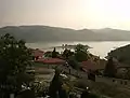 Glavatartsi : vue depuis les hauteurs sur le village et barrage de Kardjali