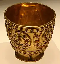 Gobelet en or trialétien daté de la première moitié du IIe&nbsp;millénaire&nbsp;av. J.-C., conservée au Musée national géorgien.