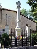 Le monument aux morts derrière l'église (août&nbsp;2012)
