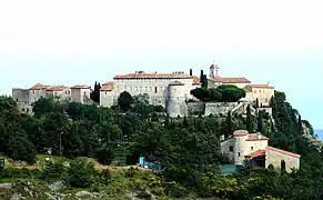Gourdon, côté nord, vu de la route de Caussols.