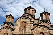 Haut de la façade et détail des dômes de l'église du monastère de Gračanica (XIVe&nbsp;siècle)