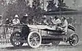Marriaux au ravitaillement sur Mercedes 120HP, avec son pneu arrière gauche éclaté.