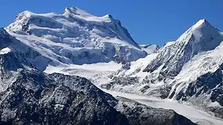 Vue du Combin de Meitin (dans le creux au centre-droite) avec le Combin de Valsorey et le Grand Combin à sa gauche.