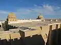 Vue du toit en terrasse de la salle de prière. Il est couronné, aux extrémités de son axe nord-sud, par deux coupoles différentes d'aspect, dont celle de droite est la coupole du mihrab.