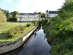 Un bras de la Grande Sauldre au château de Saint-Maur.