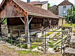 La grande fontaine-lavoir.