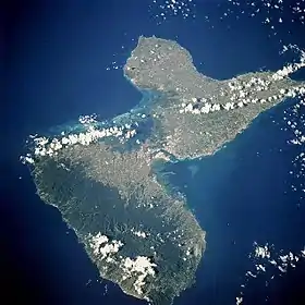 Image satellite de l'île de Basse-Terre et de l’île de la Grande-Terre, principales îles de l’archipel de Guadeloupe.