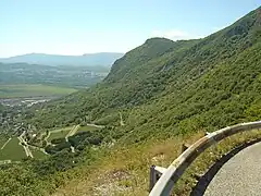 Plus bas, les premiers lacets de l'ascension depuis Culoz.