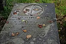 Tombe de David Owen, en pierre grise, avec une épitaphe en gallois