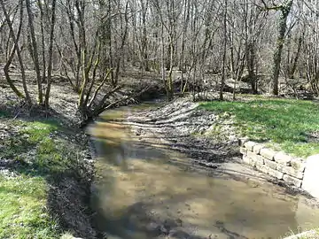 En aval de la RD 38, en limites de Saint-Étienne-de-Puycorbier et Saint-Michel-de-Double.