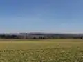 Au premier plan, vue sur la région du Gros-de-Vaud, au second plan vue sur la crête du Jorat et en arrière-plan vue sur les Alpes.