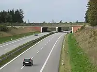 Type d'écoduc, désormais « classique », au-dessus de l'A&nbsp;14, près de Schwerin (Mecklembourg-Poméranie occidentale, Allemagne).