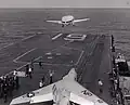 Grumman E-1B quittant le pont de l'USS&nbsp;Hancock.