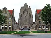 Église de Grundtvig au Danemark, revisitant les pignons à gradins des églises médiévales danoises en brique.