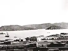 Panorama photographique en noir et blanc d'une ville portuaire