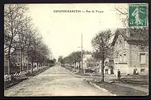 Rue de Troyes à Guignes en travaux avec les rails du tramway la traversant, au début du XXe&nbsp;siècle.