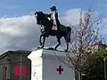 Le buste de la statue est orné d'un foulard de la Croix-Rouge, à l'occasion de la journée mondiale de la Croix-Rouge le 8 mai.