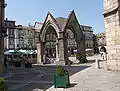 Praça da Oliveira et l'arche du XIVe&nbsp;siècle.