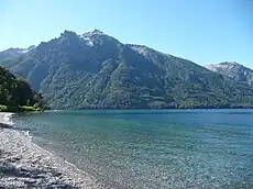 Vue du lac Gutiérrez. Ses rives sont recouvertes d'un beau manteau forestier. Il s'allonge du sud-sud-ouest vers le nord sur quelque 8&nbsp;kilomètres, dans une vallée d'origine glaciaire entourée par les monts du Cerro Otto, du Cerro Catedral (2&nbsp;405&nbsp;mètres d'altitude) et du Cerro de la Ventana.