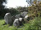 "Lit de Saint-Jean" ou "Tombeau de la fileuse" près de Christ.