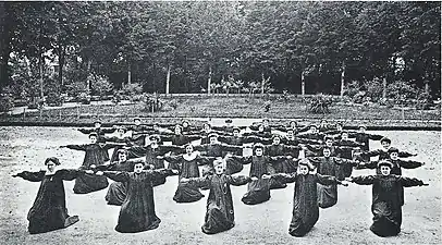 Groupe d'élèves en cours de gymnastique à la fin du XIXe&nbsp;siècle.