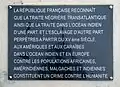 Plaque portant l'article 1er de la loi du 21 mai 2001, dite loi Taubira.