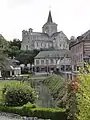 L'église Saint-Denis surplombant le centre-bourg.