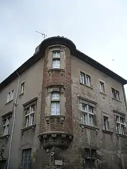 L'hôtel Leroy est situé près de l'église de la Platé.
