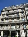 Hôtel Powers, au no&nbsp;52.
