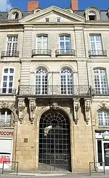 Porche surmonté de deux étages et d'un fronton triangulaire