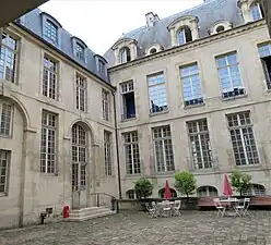 Aile gauche et corps de logis entre cour et jardin.