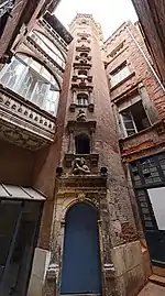 no&nbsp;19 : tour capitulaire de l'hôtel de Brucelles.