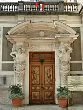 Entrée est de l'hôtel-de-ville.