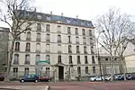 Hôtel des Réservoirs au no&nbsp;9. On aperçoit le mur du réservoir sur la gauche et une façade latéral de l'hôtel du Garde-Meuble à droite.