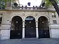 Hôtel particulier au no&nbsp;1 (inscrit aux monuments historiques).