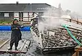 Nettoyeur haute-pression pour lavage d'une coque de bateau.
