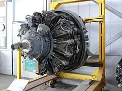 moteur en exposition sur un chariot.