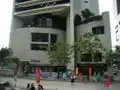 Immeuble du Hong Kong Club de troisième génération vue de l'autre côté de Chater Road&nbsp;(en).