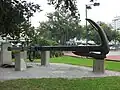 L'ancre du navire exposée dans un parc.