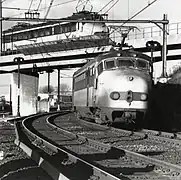 Croisement de deux rames série 1700 à Utrecht (1982).