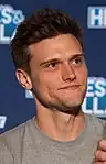 Hartley Sawyer interprète Ralph Dibny / Elongated Man