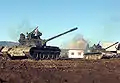 Deux tanks T-55 du Conseil de Défense croate (HVO) tirant sur les positions adverses durant un exercice de combat de trois jours à "Barbara Range" à Glamoc, en Bosnie-Herzégovine