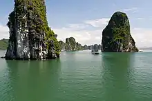 Une vue de la baie et de ses pitons rocheux.