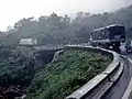 Camions dans la montée du col de Hải Vân en décembre 2004.
