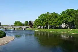 Pont de Hamoir sur l'Ourthe vu de l'embouchure du Néblon.